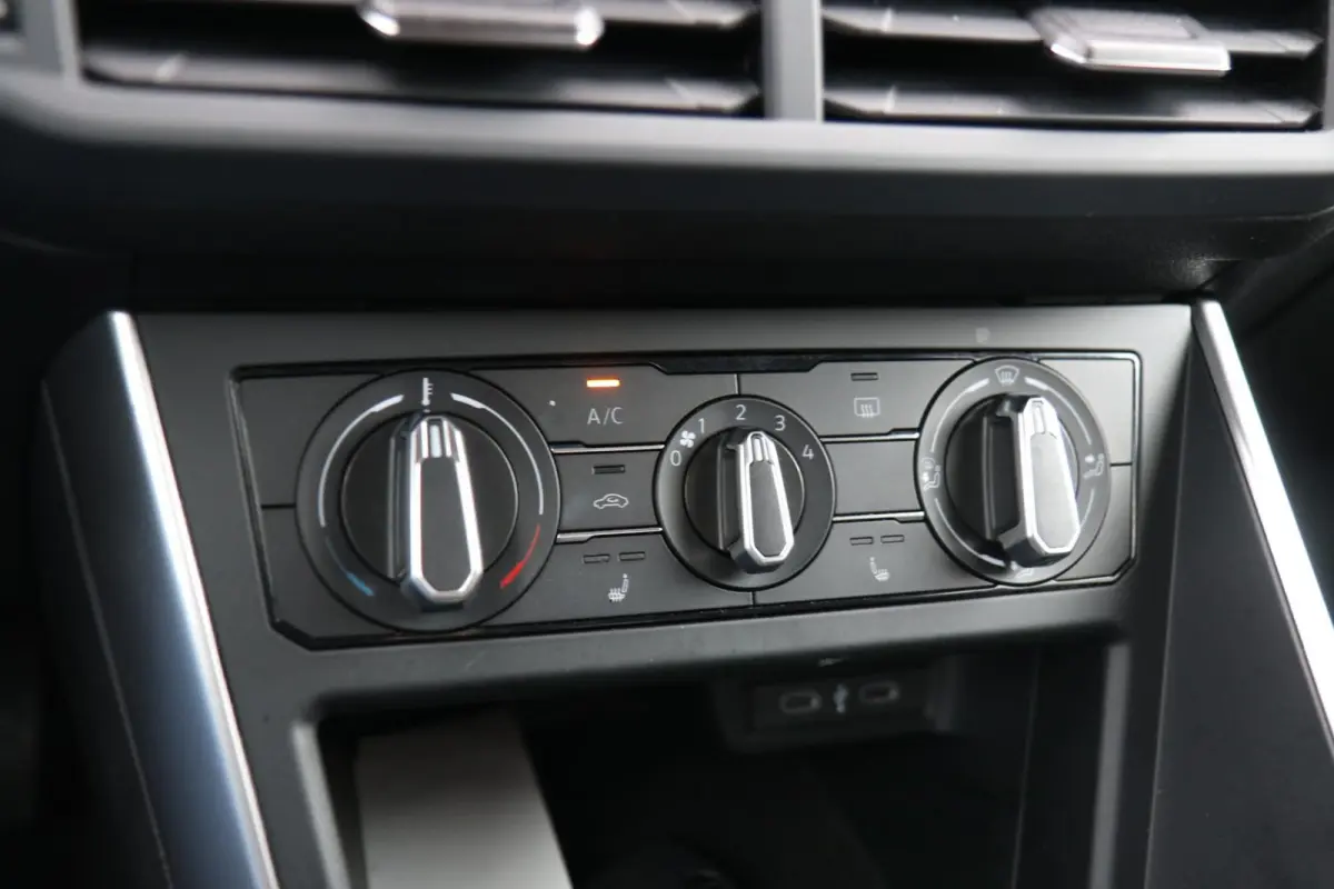1.0 TSI 95pk Life Edition | App Connect | Stoelverwarming | Achteruitrijcamera | Airco