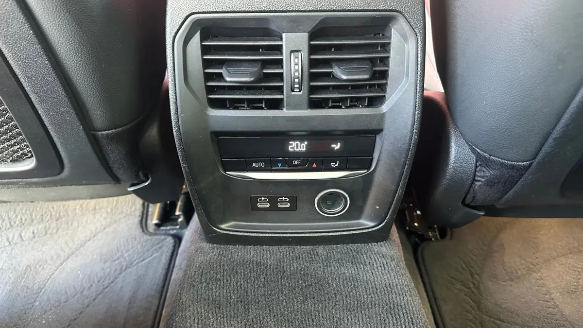 320i High Executive Edition Parkeersensoren Voor en Achter | Cruise Control | Climate Control | Bleutooth Verbinding | Navigatie | Bandenspanningscontrolesysteem | Bestuurdersstoel in hoogte