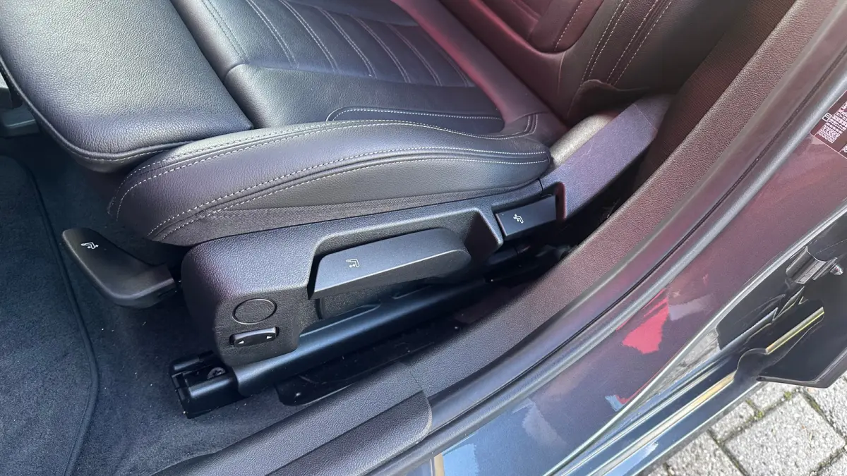 320i High Executive Edition Parkeersensoren Voor en Achter | Cruise Control | Climate Control | Bleutooth Verbinding | Navigatie | Bandenspanningscontrolesysteem | Bestuurdersstoel in hoogte