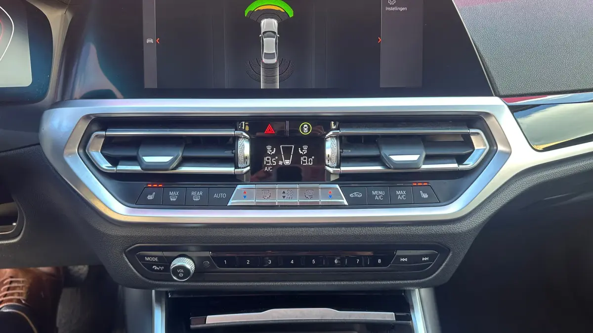 320i High Executive Edition Parkeersensoren Voor en Achter | Cruise Control | Climate Control | Bleutooth Verbinding | Navigatie | Bandenspanningscontrolesysteem | Bestuurdersstoel in hoogte