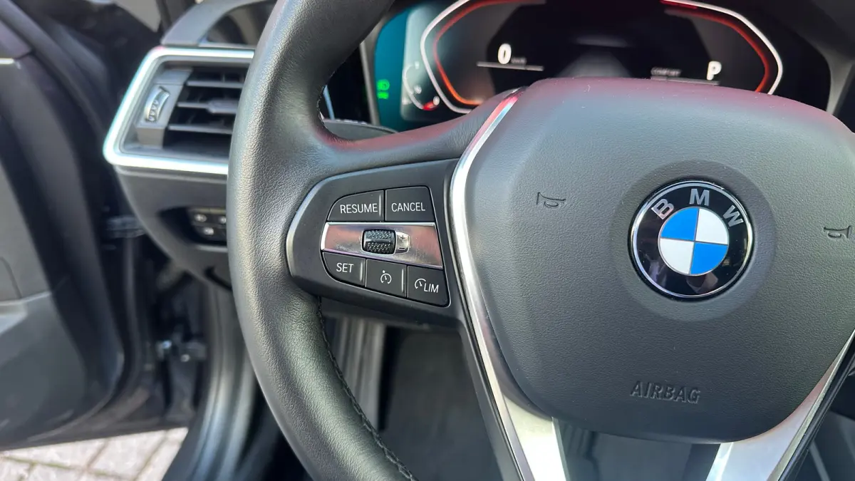 320i High Executive Edition Parkeersensoren Voor en Achter | Cruise Control | Climate Control | Bleutooth Verbinding | Navigatie | Bandenspanningscontrolesysteem | Bestuurdersstoel in hoogte