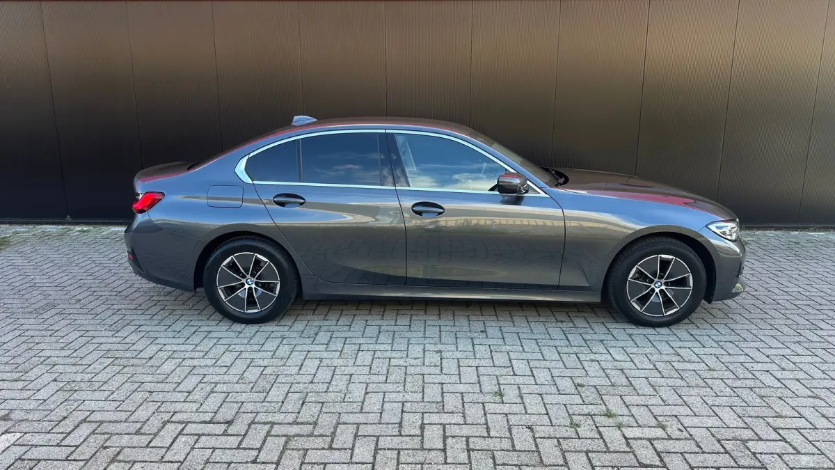 320i High Executive Edition Parkeersensoren Voor en Achter | Cruise Control | Climate Control | Bleutooth Verbinding | Navigatie | Bandenspanningscontrolesysteem | Bestuurdersstoel in hoogte