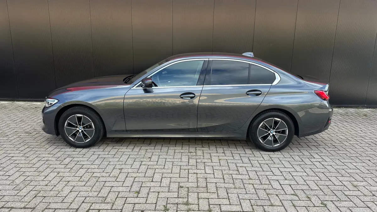 320i High Executive Edition Parkeersensoren Voor en Achter | Cruise Control | Climate Control | Bleutooth Verbinding | Navigatie | Bandenspanningscontrolesysteem | Bestuurdersstoel in hoogte