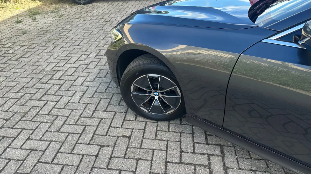 320i High Executive Edition Parkeersensoren Voor en Achter | Cruise Control | Climate Control | Bleutooth Verbinding | Navigatie | Bandenspanningscontrolesysteem | Bestuurdersstoel in hoogte