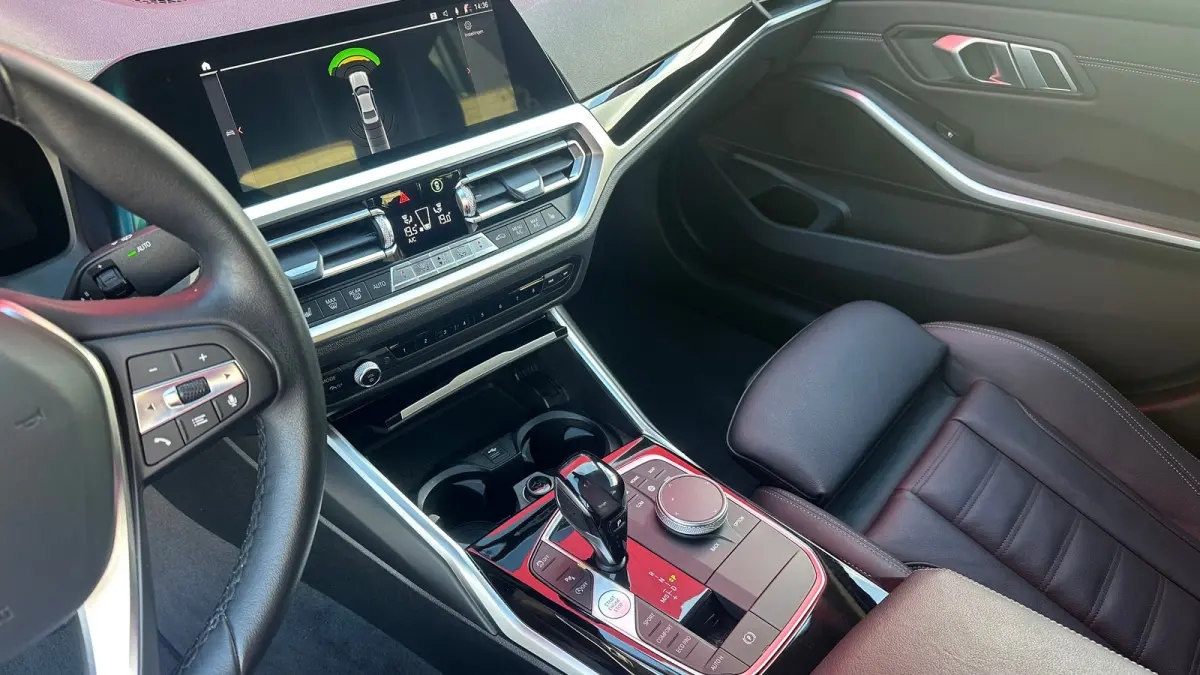 320i High Executive Edition Parkeersensoren Voor en Achter | Cruise Control | Climate Control | Bleutooth Verbinding | Navigatie | Bandenspanningscontrolesysteem | Bestuurdersstoel in hoogte