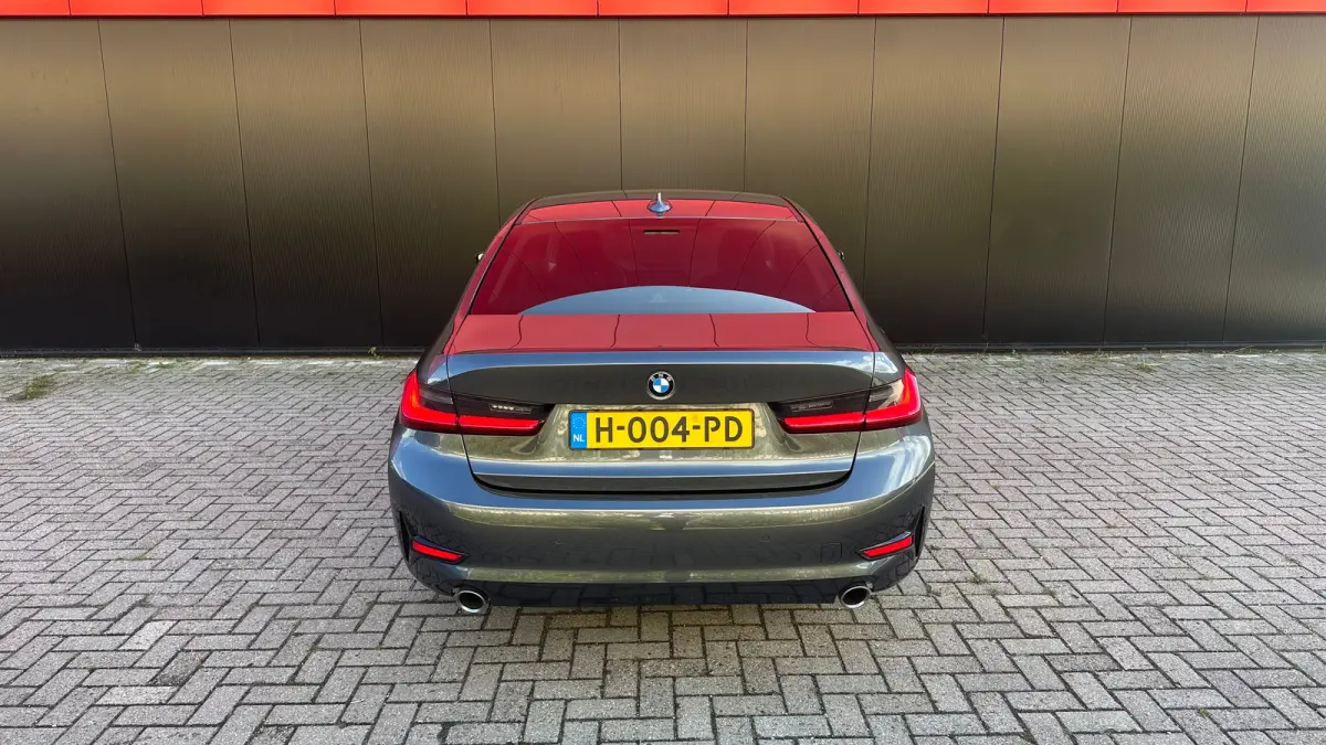320i High Executive Edition Parkeersensoren Voor en Achter | Cruise Control | Climate Control | Bleutooth Verbinding | Navigatie | Bandenspanningscontrolesysteem | Bestuurdersstoel in hoogte