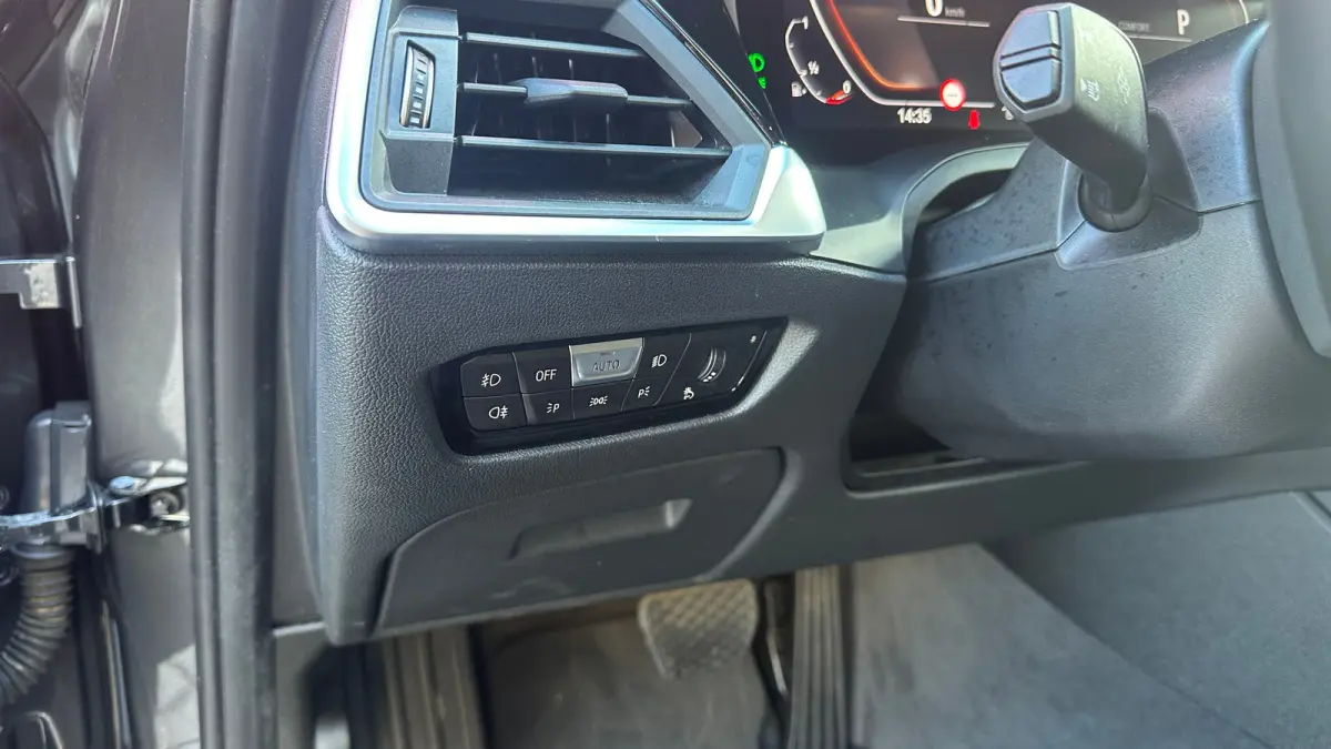 320i High Executive Edition Parkeersensoren Voor en Achter | Cruise Control | Climate Control | Bleutooth Verbinding | Navigatie | Bandenspanningscontrolesysteem | Bestuurdersstoel in hoogte