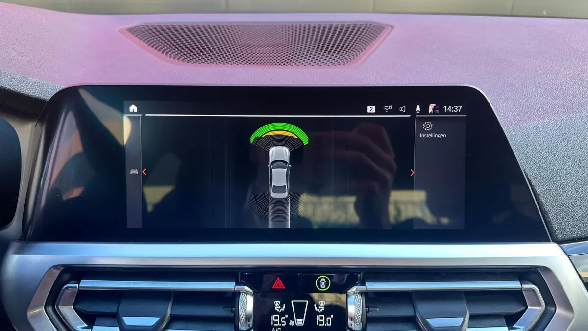 320i High Executive Edition Parkeersensoren Voor en Achter | Cruise Control | Climate Control | Bleutooth Verbinding | Navigatie | Bandenspanningscontrolesysteem | Bestuurdersstoel in hoogte