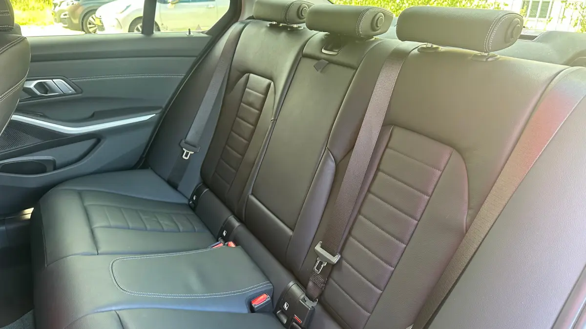 320i High Executive Edition Parkeersensoren Voor en Achter | Cruise Control | Climate Control | Bleutooth Verbinding | Navigatie | Bandenspanningscontrolesysteem | Bestuurdersstoel in hoogte