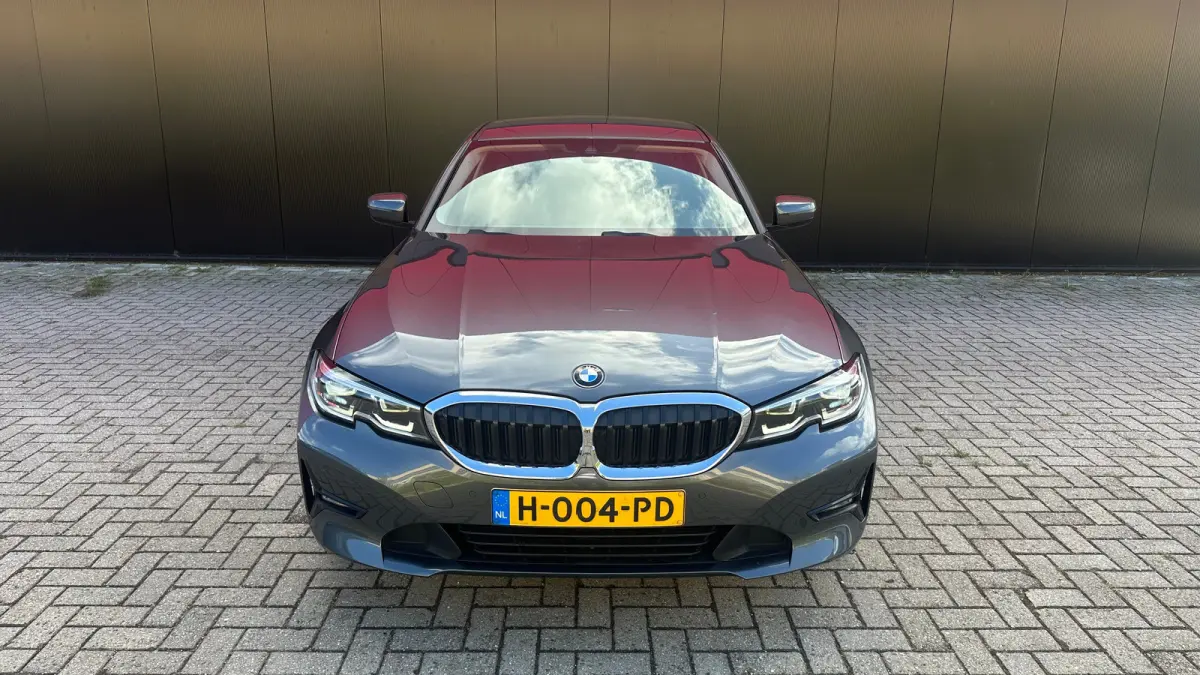 320i High Executive Edition Parkeersensoren Voor en Achter | Cruise Control | Climate Control | Bleutooth Verbinding | Navigatie | Bandenspanningscontrolesysteem | Bestuurdersstoel in hoogte