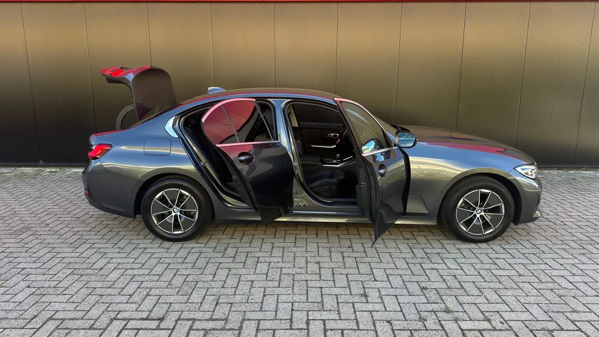 320i High Executive Edition Parkeersensoren Voor en Achter | Cruise Control | Climate Control | Bleutooth Verbinding | Navigatie | Bandenspanningscontrolesysteem | Bestuurdersstoel in hoogte