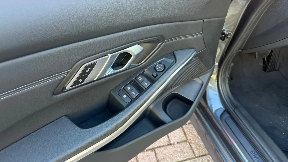 320i High Executive Edition Parkeersensoren Voor en Achter | Cruise Control | Climate Control | Bleutooth Verbinding | Navigatie | Bandenspanningscontrolesysteem | Bestuurdersstoel in hoogte