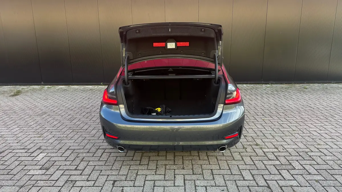 320i High Executive Edition Parkeersensoren Voor en Achter | Cruise Control | Climate Control | Bleutooth Verbinding | Navigatie | Bandenspanningscontrolesysteem | Bestuurdersstoel in hoogte