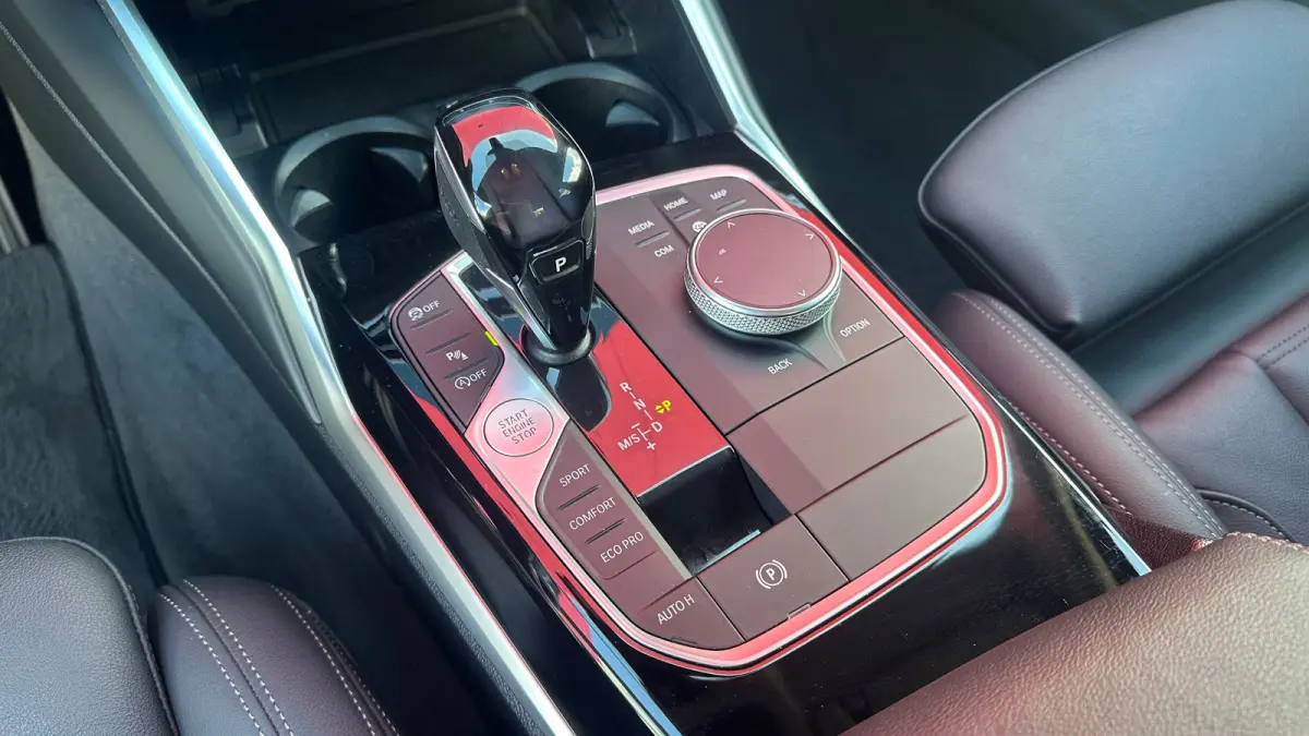 320i High Executive Edition Parkeersensoren Voor en Achter | Cruise Control | Climate Control | Bleutooth Verbinding | Navigatie | Bandenspanningscontrolesysteem | Bestuurdersstoel in hoogte