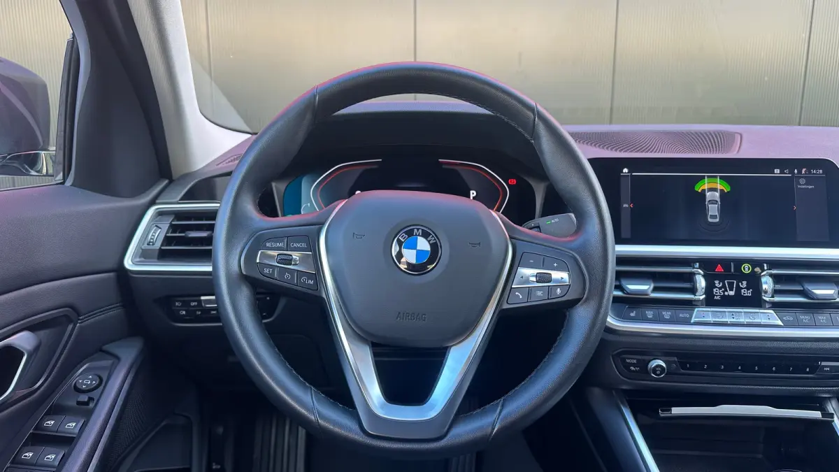 320i High Executive Edition Parkeersensoren Voor en Achter | Cruise Control | Climate Control | Bleutooth Verbinding | Navigatie | Bandenspanningscontrolesysteem | Bestuurdersstoel in hoogte