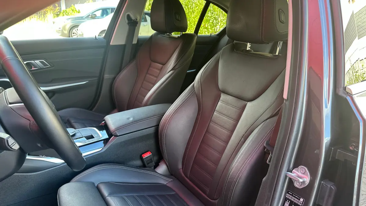 320i High Executive Edition Parkeersensoren Voor en Achter | Cruise Control | Climate Control | Bleutooth Verbinding | Navigatie | Bandenspanningscontrolesysteem | Bestuurdersstoel in hoogte