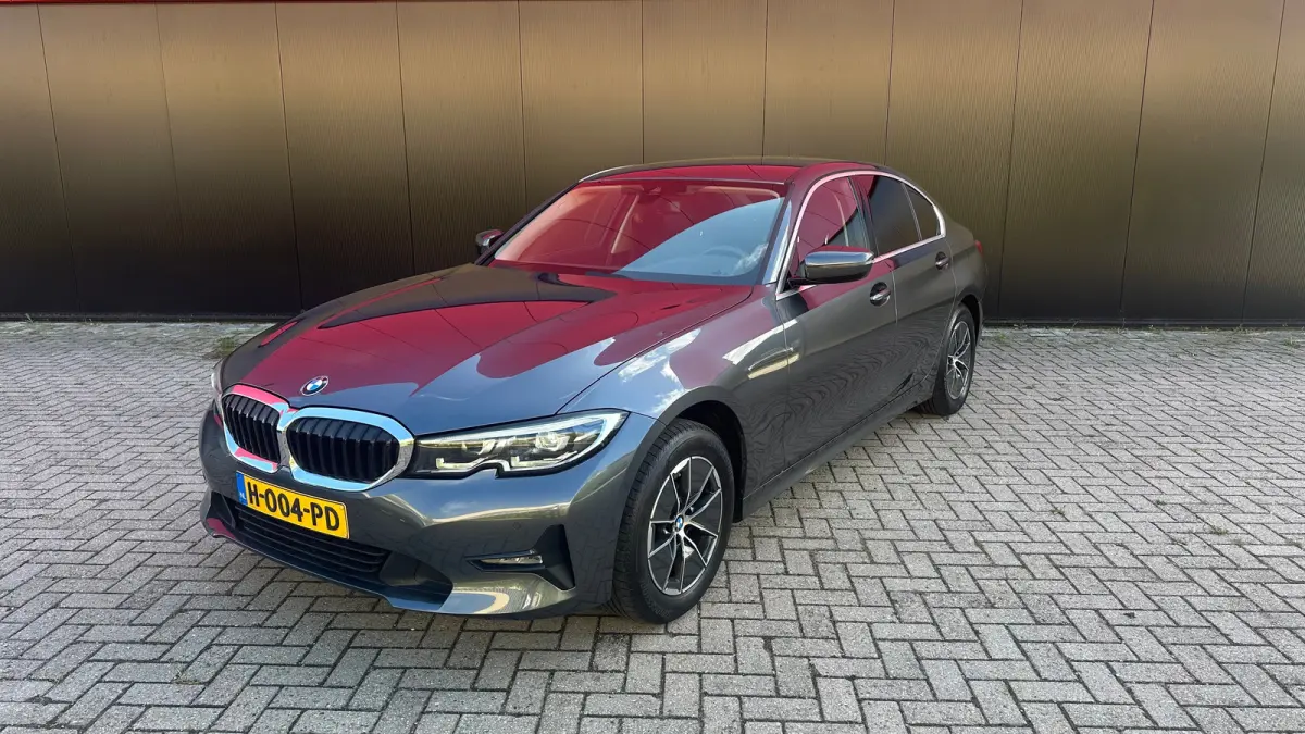 320i High Executive Edition Parkeersensoren Voor en Achter | Cruise Control | Climate Control | Bleutooth Verbinding | Navigatie | Bandenspanningscontrolesysteem | Bestuurdersstoel in hoogte