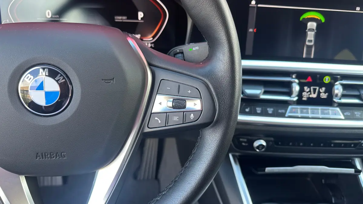 320i High Executive Edition Parkeersensoren Voor en Achter | Cruise Control | Climate Control | Bleutooth Verbinding | Navigatie | Bandenspanningscontrolesysteem | Bestuurdersstoel in hoogte