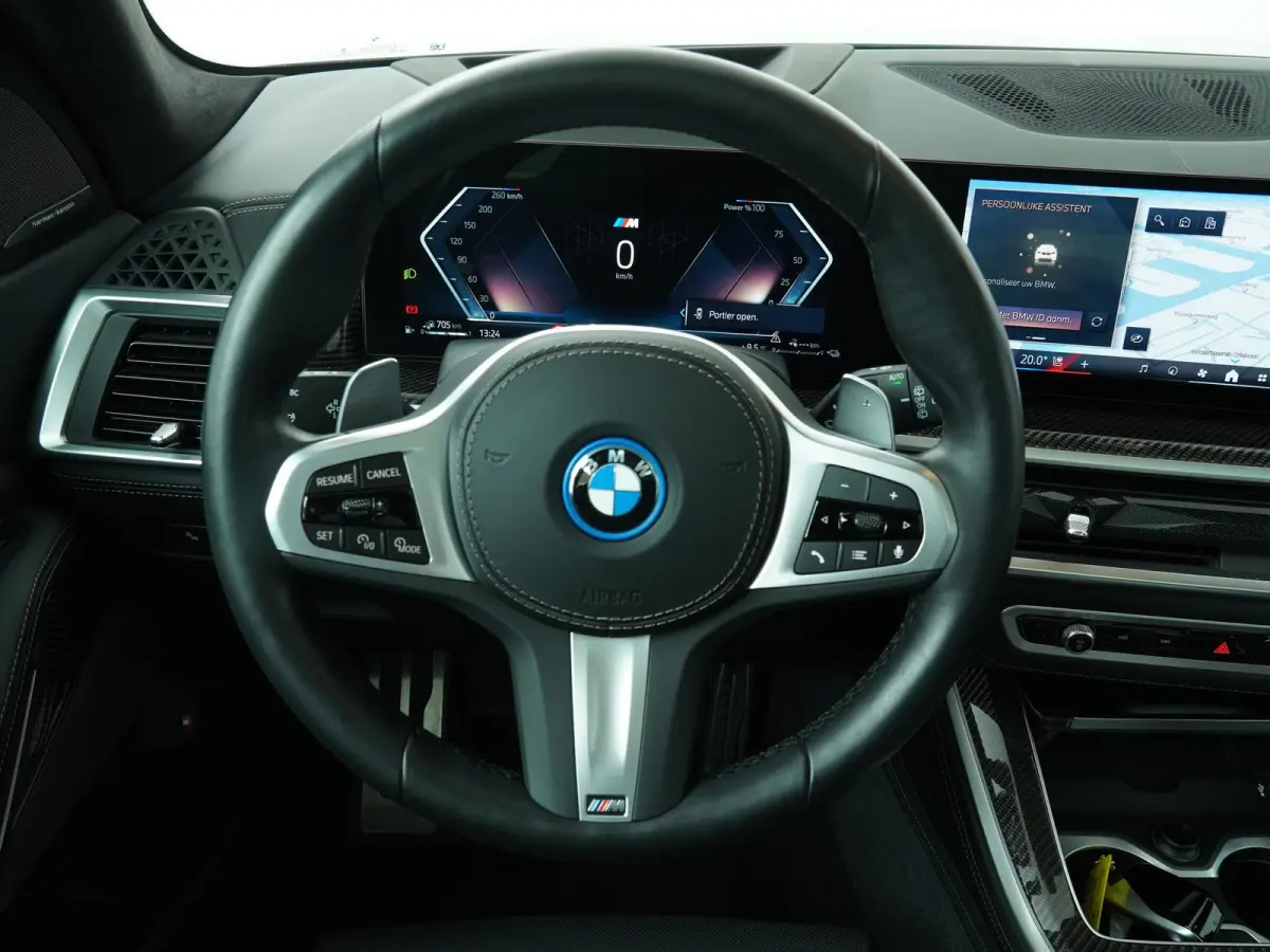 xDrive50e | SoH 100% | M Sportpakket | Panoramadak | Head-Up | Harman Kardon | Stoelventilatie | Stoelverwarming V+A | Carbon interieur | 22'' | Comfortzetels |
