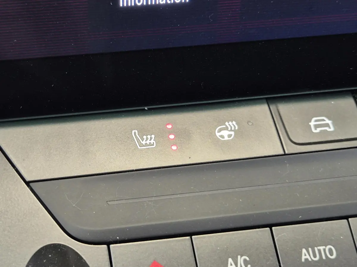 1.2 Turbo Hybrid Ultimate Automaat | Head-up Display | Panoramisch Schuif/Kanteldak | Navigatie | Keyless Entry | AGR Comfortstoelen |