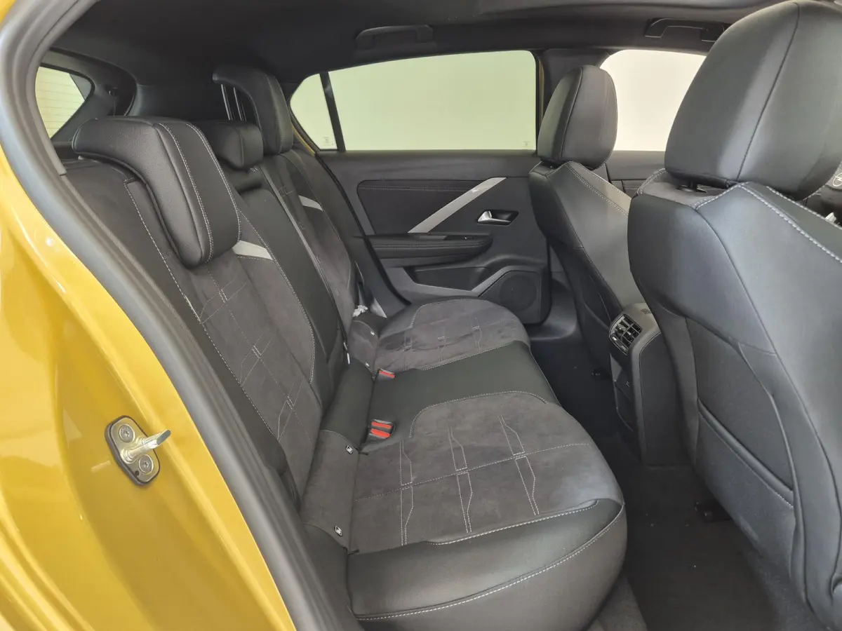1.2 Turbo Hybrid Ultimate Automaat | Head-up Display | Panoramisch Schuif/Kanteldak | Navigatie | Keyless Entry | AGR Comfortstoelen |