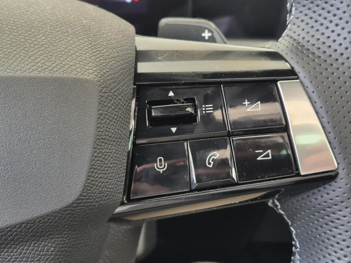 1.2 Turbo Hybrid Ultimate Automaat | Head-up Display | Panoramisch Schuif/Kanteldak | Navigatie | Keyless Entry | AGR Comfortstoelen |