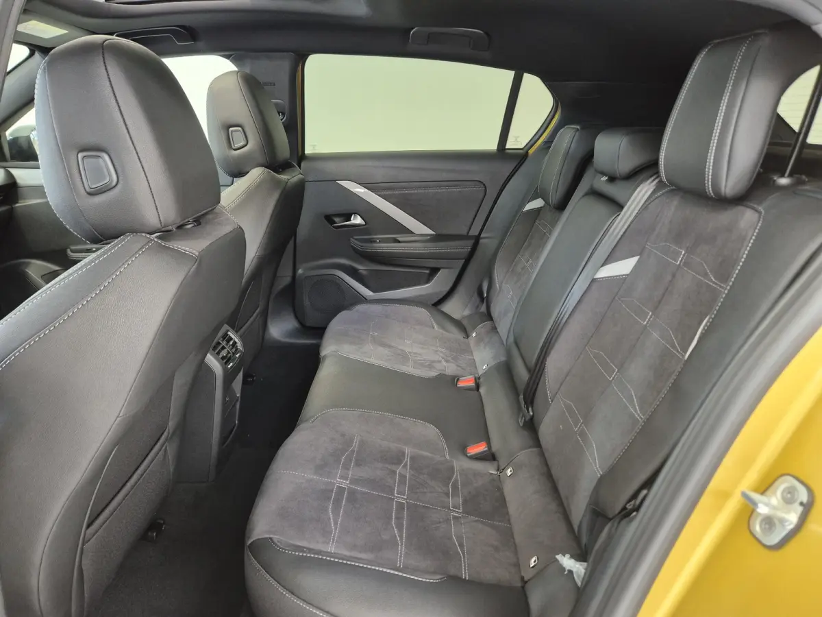 1.2 Turbo Hybrid Ultimate Automaat | Head-up Display | Panoramisch Schuif/Kanteldak | Navigatie | Keyless Entry | AGR Comfortstoelen |