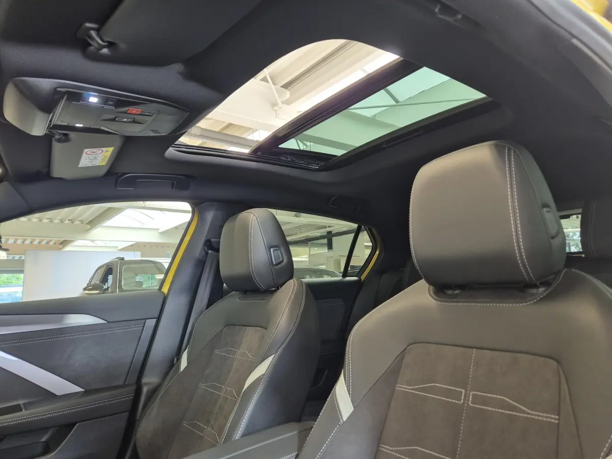 1.2 Turbo Hybrid Ultimate Automaat | Head-up Display | Panoramisch Schuif/Kanteldak | Navigatie | Keyless Entry | AGR Comfortstoelen |