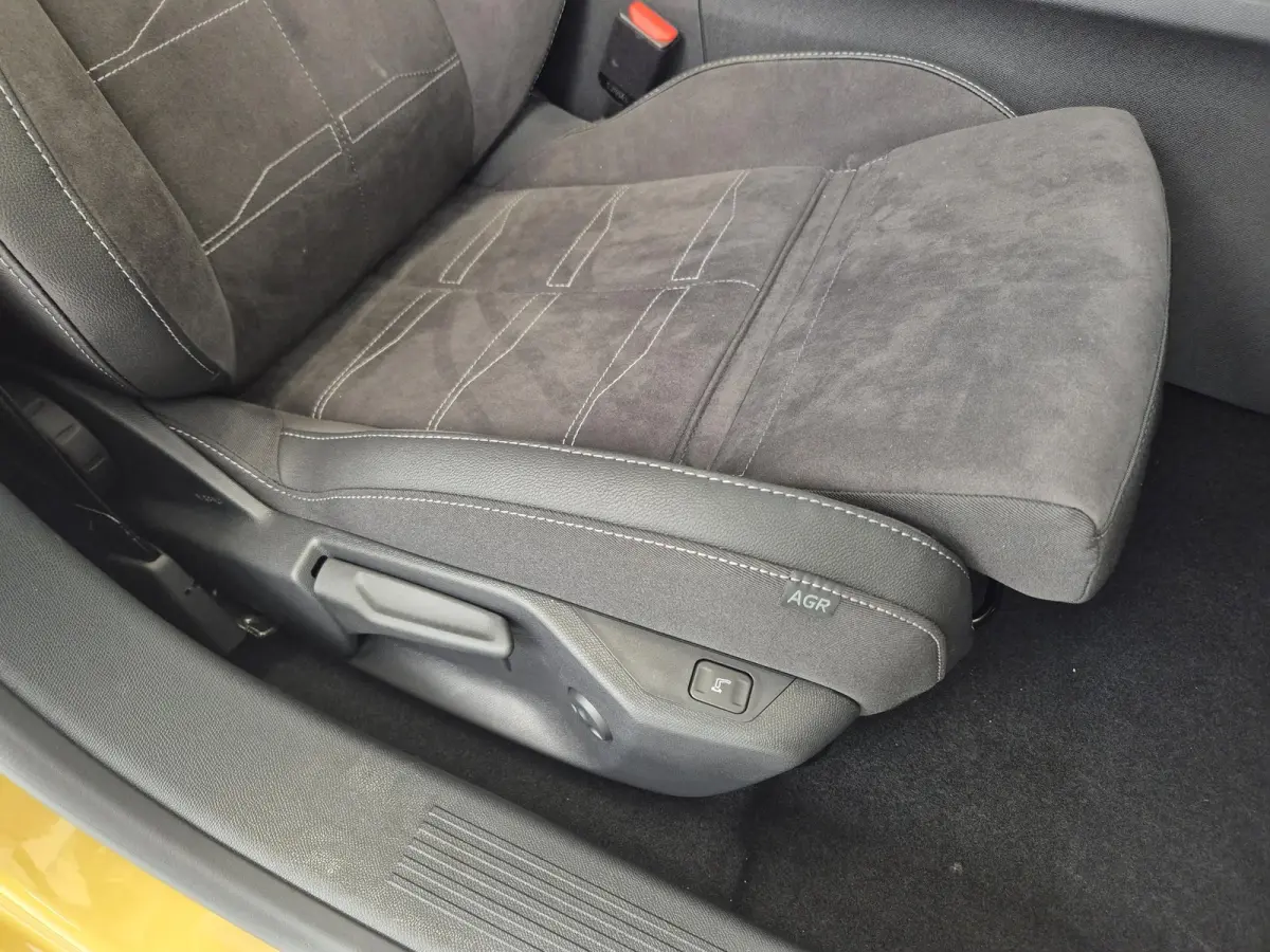 1.2 Turbo Hybrid Ultimate Automaat | Head-up Display | Panoramisch Schuif/Kanteldak | Navigatie | Keyless Entry | AGR Comfortstoelen |