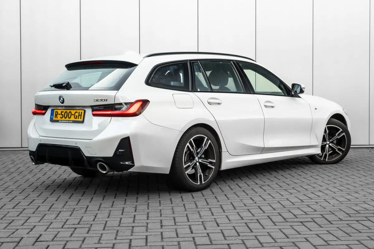 320i 184PK | Facelift | M-sport | Sfeerverlichting | Ledere Bekleding | Stoelverwarming | 18''LMV