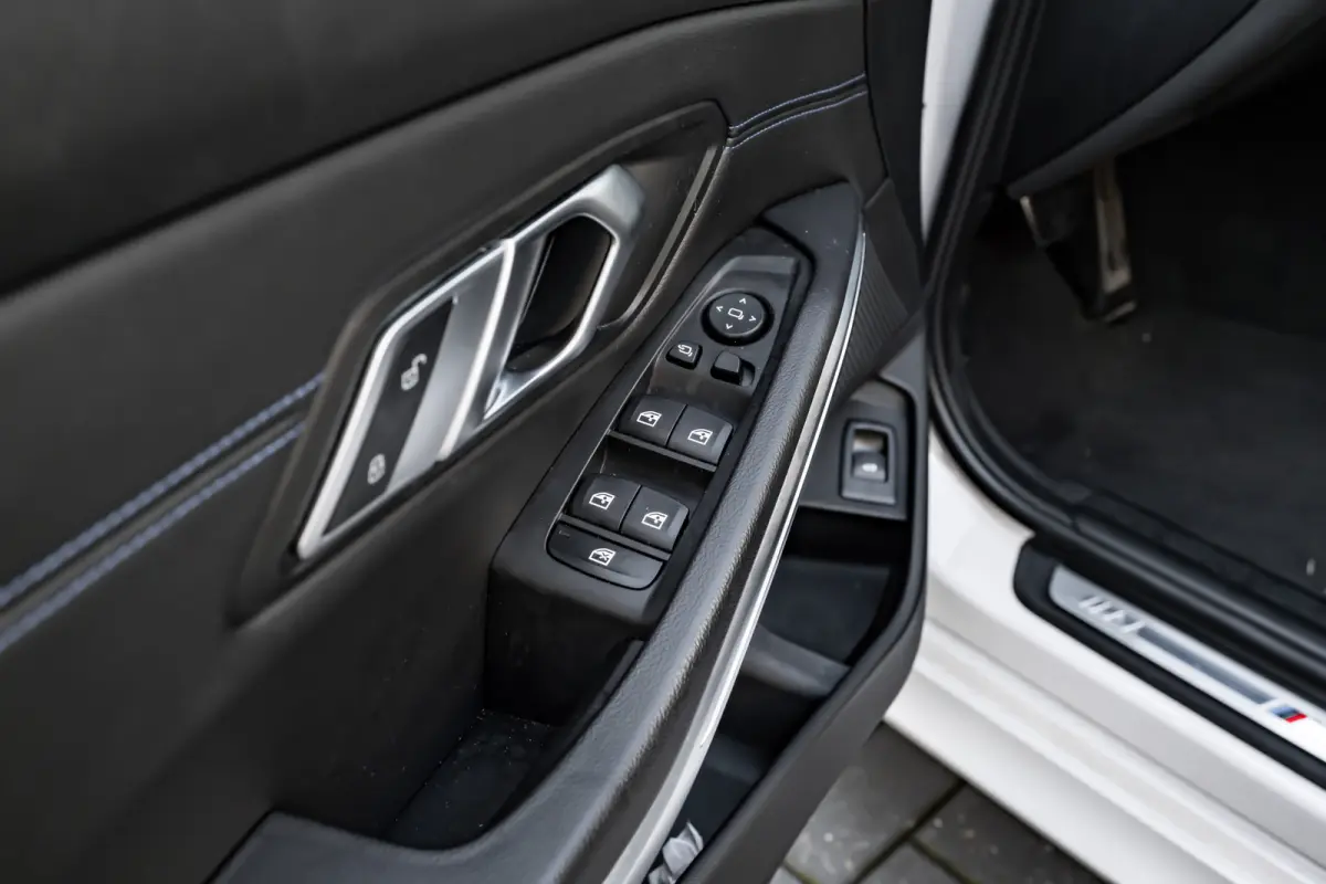 320i 184PK | Facelift | M-sport | Sfeerverlichting | Ledere Bekleding | Stoelverwarming | 18''LMV