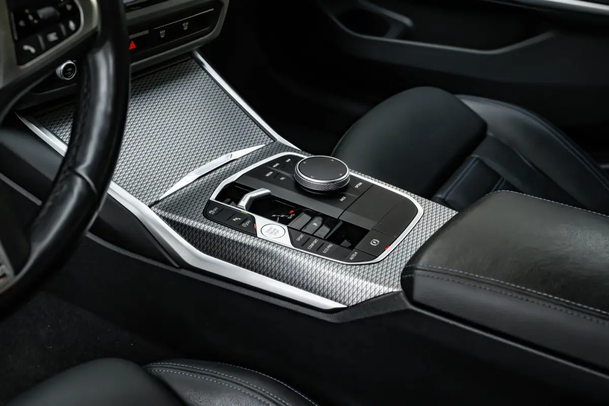 320i 184PK | Facelift | M-sport | Sfeerverlichting | Ledere Bekleding | Stoelverwarming | 18''LMV