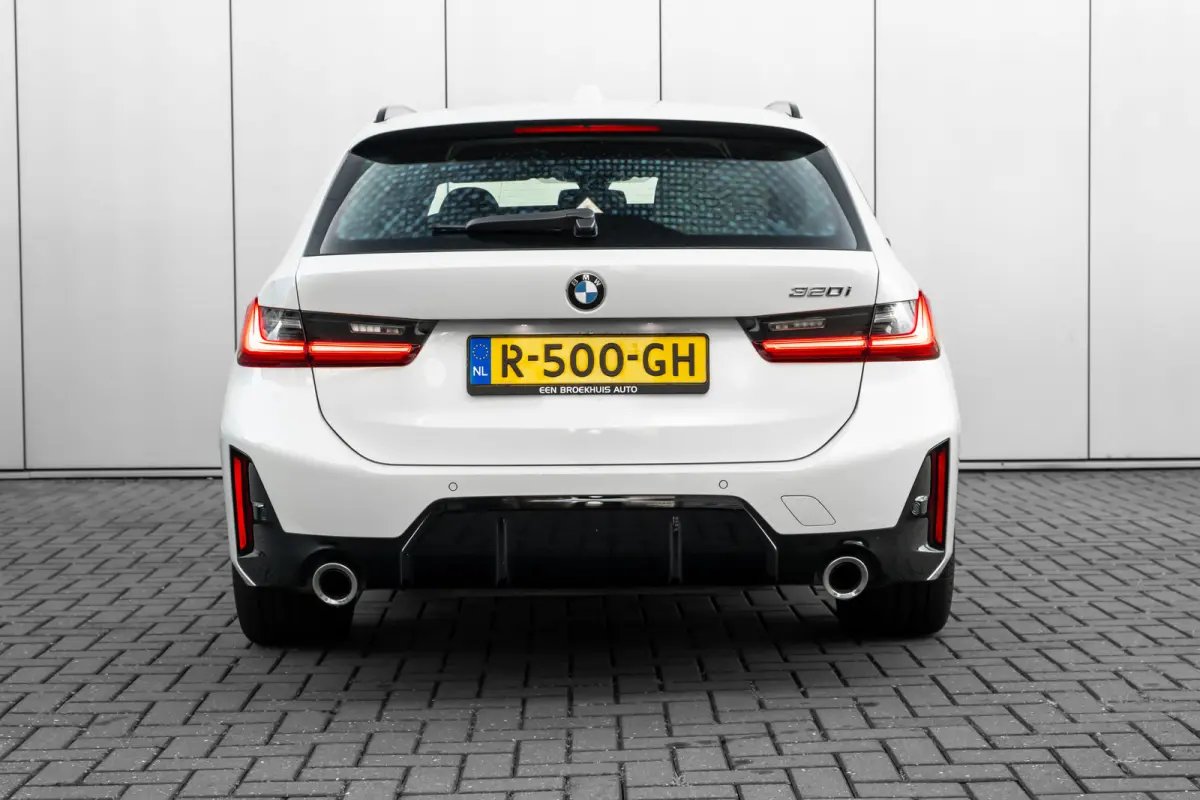 320i 184PK | Facelift | M-sport | Sfeerverlichting | Ledere Bekleding | Stoelverwarming | 18''LMV