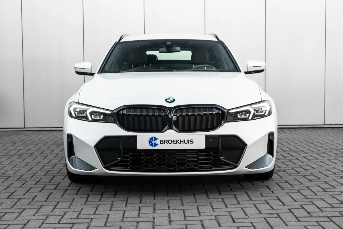 320i 184PK | Facelift | M-sport | Sfeerverlichting | Ledere Bekleding | Stoelverwarming | 18''LMV