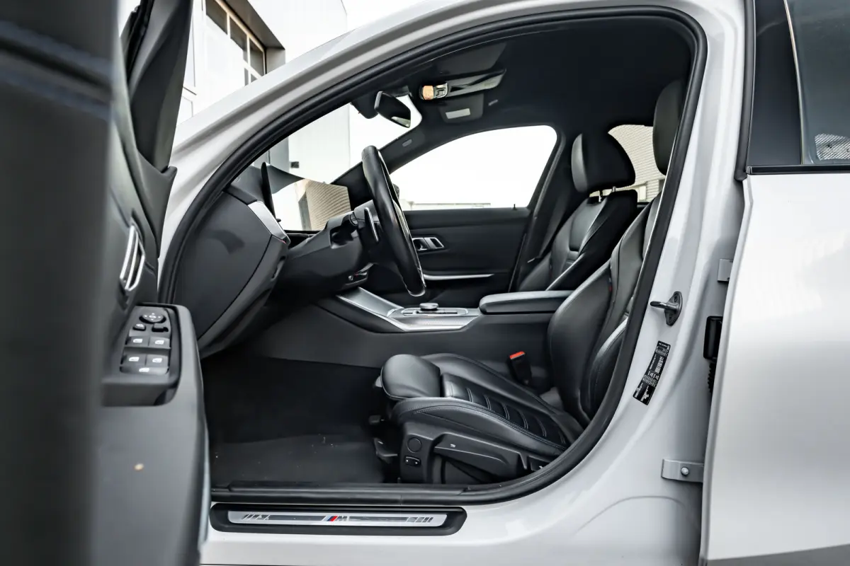 320i 184PK | Facelift | M-sport | Sfeerverlichting | Ledere Bekleding | Stoelverwarming | 18''LMV