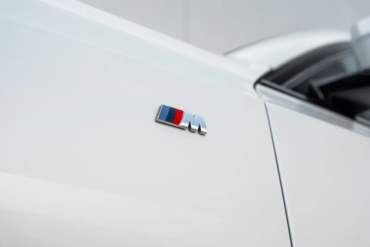 320i 184PK | Facelift | M-sport | Sfeerverlichting | Ledere Bekleding | Stoelverwarming | 18''LMV
