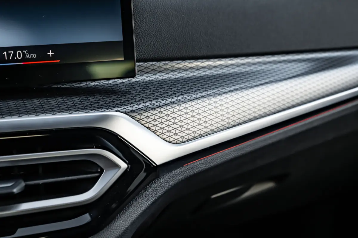 320i 184PK | Facelift | M-sport | Sfeerverlichting | Ledere Bekleding | Stoelverwarming | 18''LMV