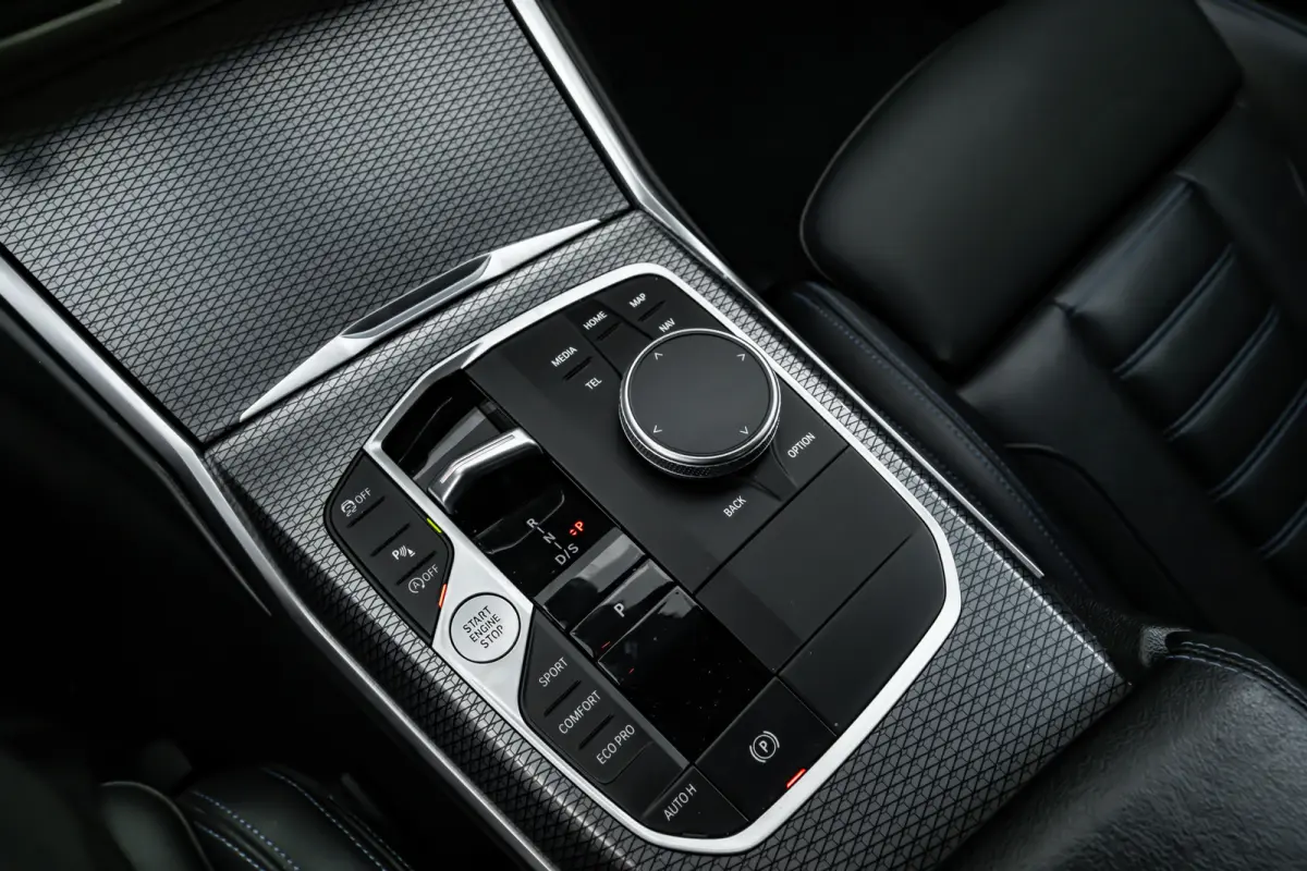 320i 184PK | Facelift | M-sport | Sfeerverlichting | Ledere Bekleding | Stoelverwarming | 18''LMV
