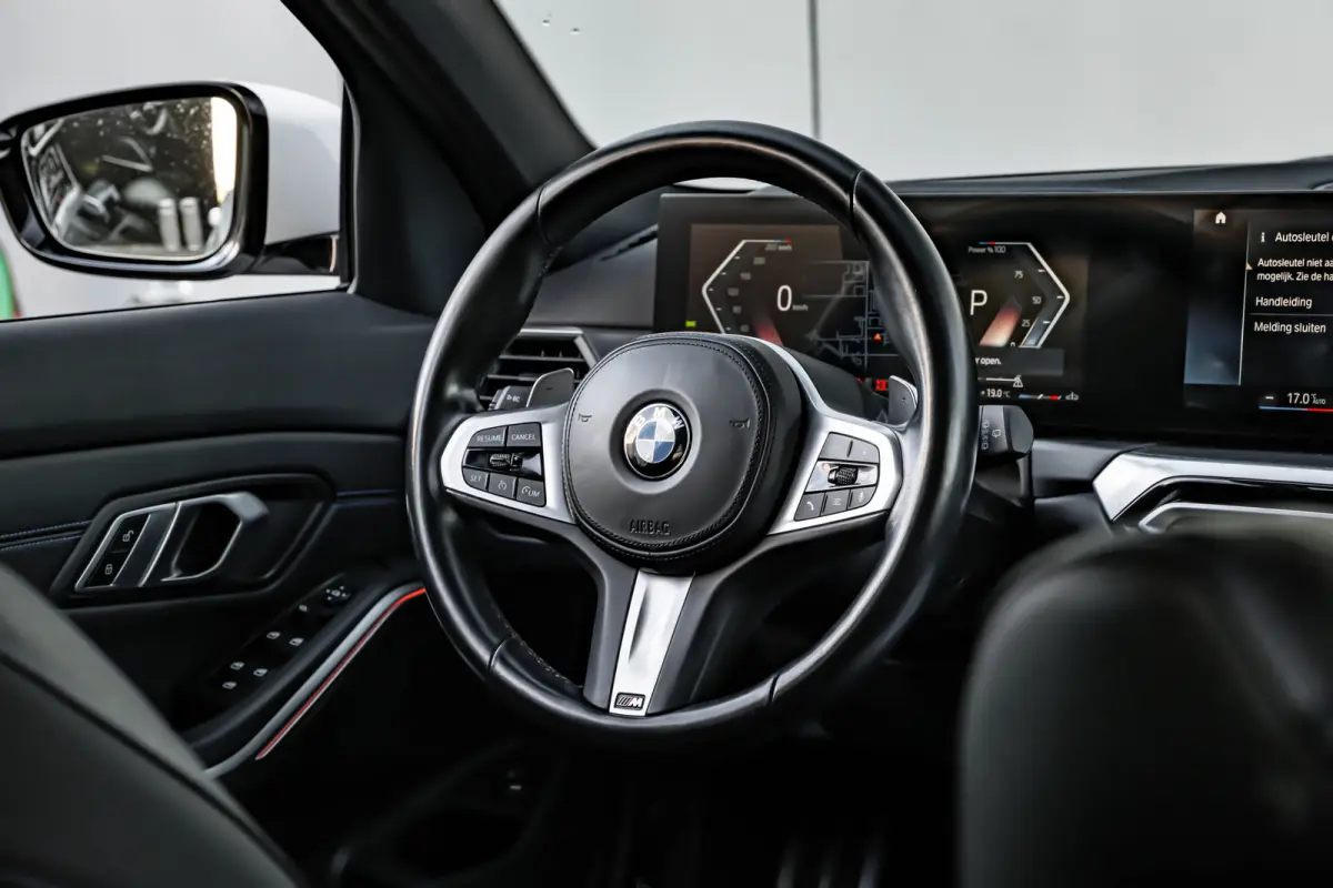 320i 184PK | Facelift | M-sport | Sfeerverlichting | Ledere Bekleding | Stoelverwarming | 18''LMV