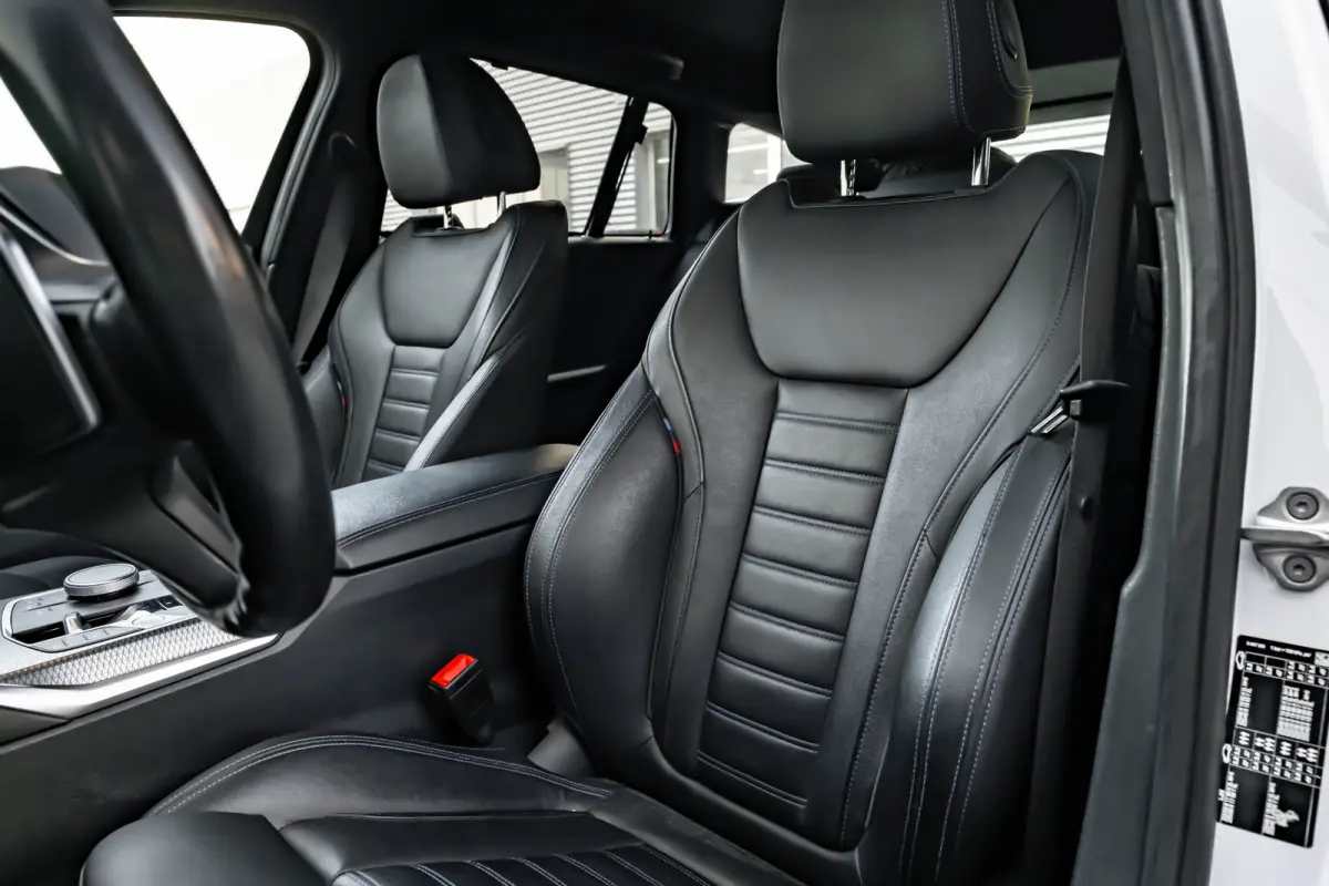 320i 184PK | Facelift | M-sport | Sfeerverlichting | Ledere Bekleding | Stoelverwarming | 18''LMV
