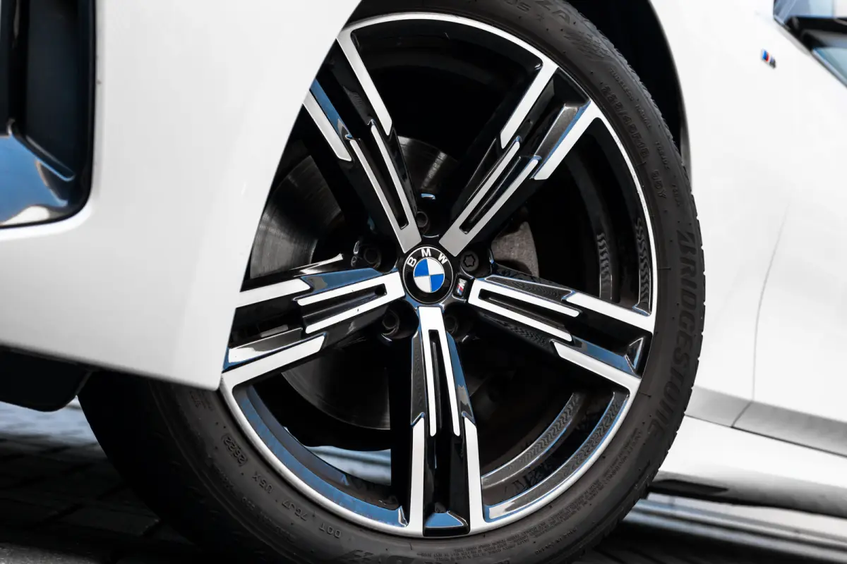 320i 184PK | Facelift | M-sport | Sfeerverlichting | Ledere Bekleding | Stoelverwarming | 18''LMV