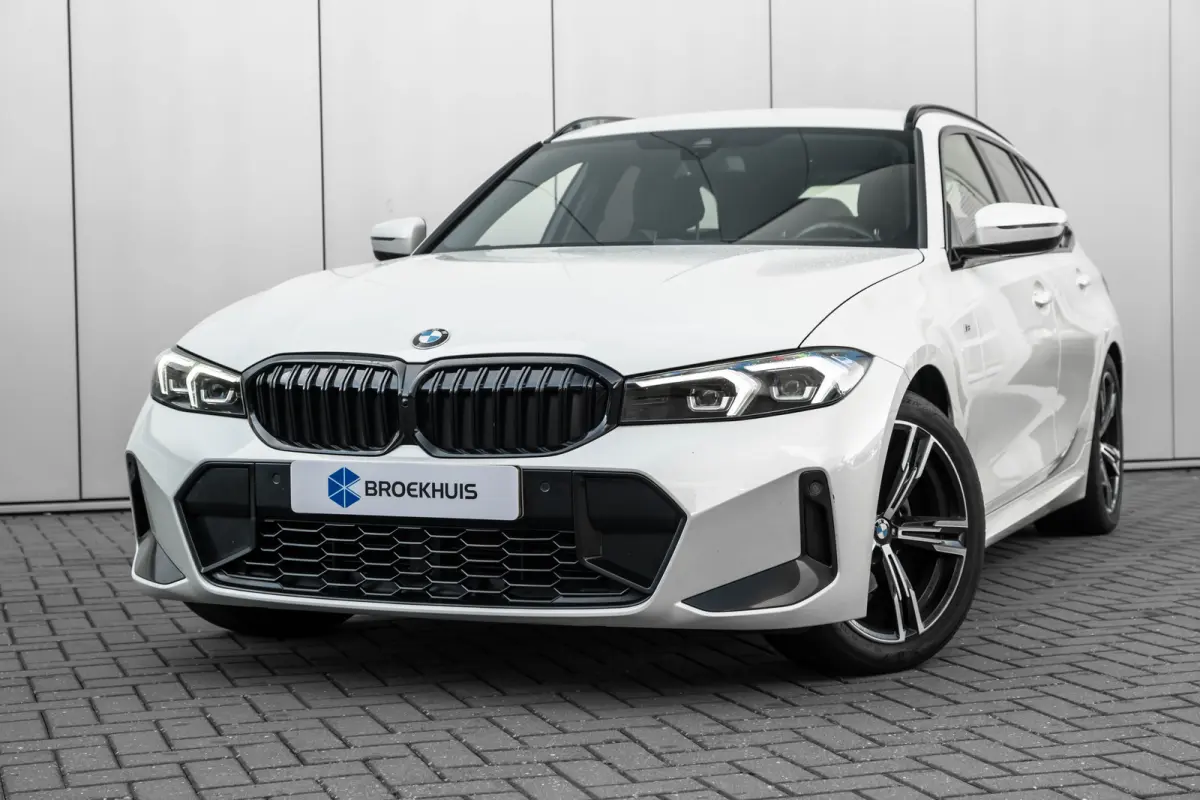 320i 184PK | Facelift | M-sport | Sfeerverlichting | Ledere Bekleding | Stoelverwarming | 18''LMV