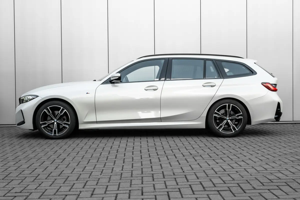 320i 184PK | Facelift | M-sport | Sfeerverlichting | Ledere Bekleding | Stoelverwarming | 18''LMV