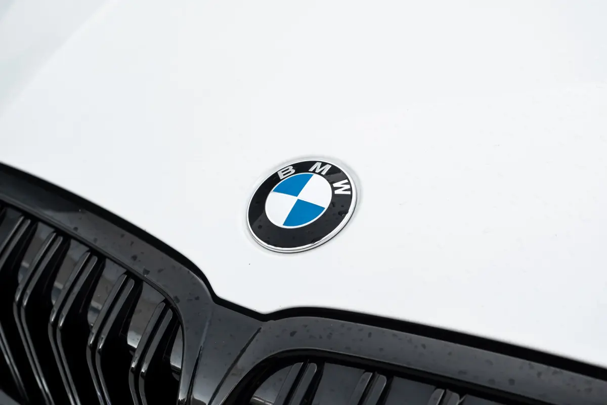 320i 184PK | Facelift | M-sport | Sfeerverlichting | Ledere Bekleding | Stoelverwarming | 18''LMV