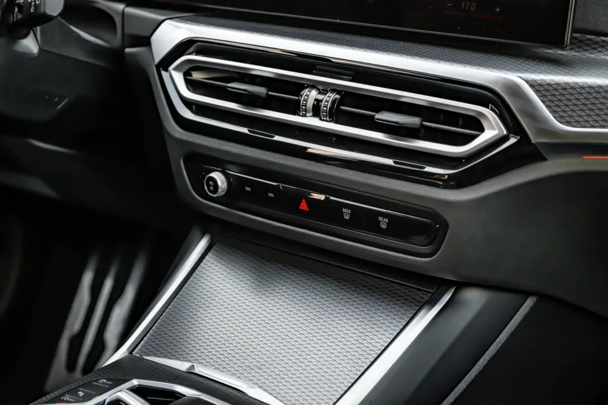 320i 184PK | Facelift | M-sport | Sfeerverlichting | Ledere Bekleding | Stoelverwarming | 18''LMV
