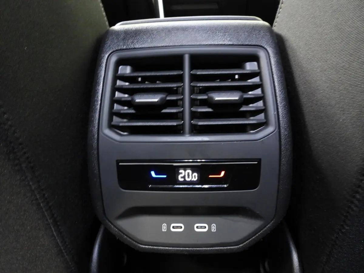 1.0 eTSI Aut. Style Business Intense NAVI/CAMERA/LED/TREKH./17"LMV!