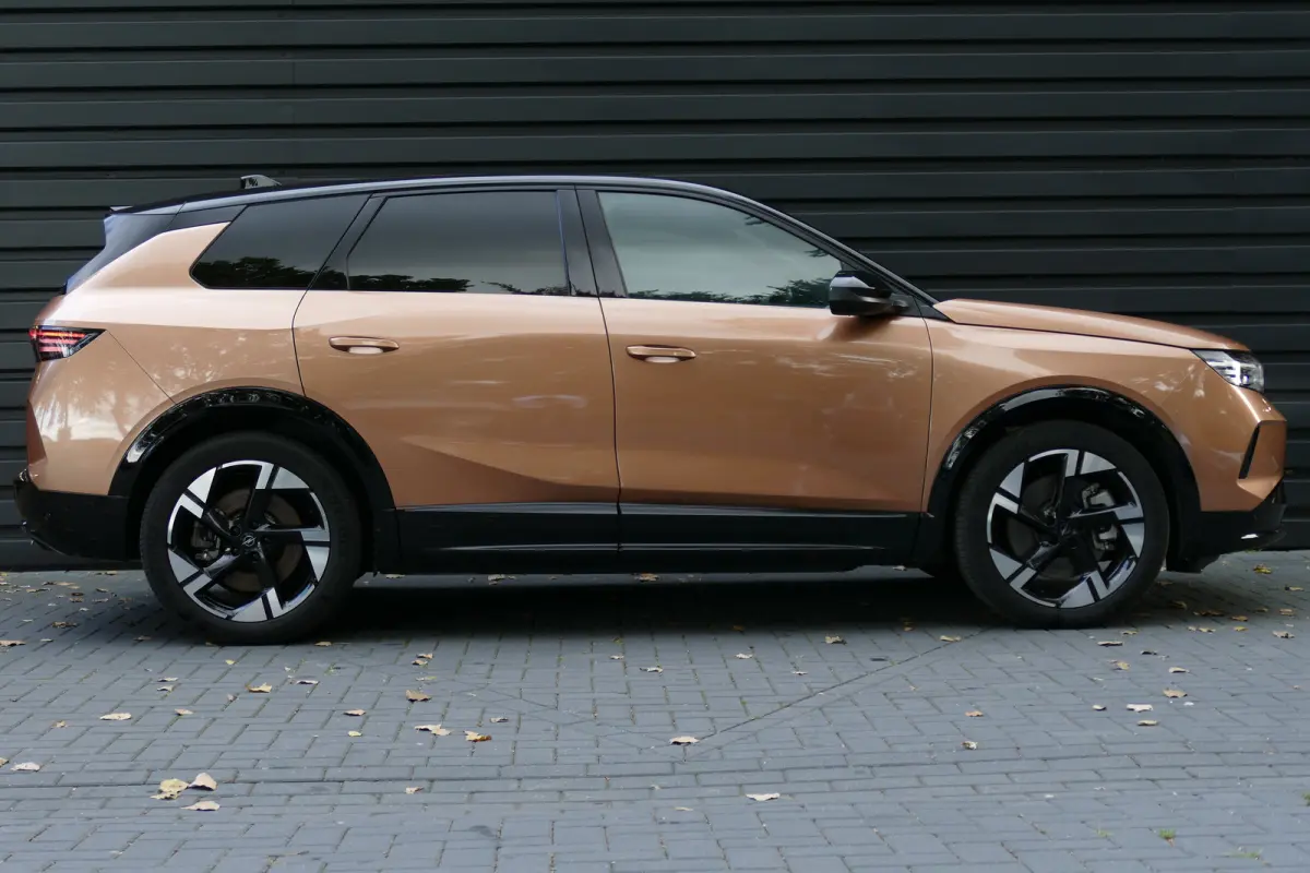 EV 73KWH 213PK GS AUTOMAAT / CAMERA V+A / PANO.DAK / STOEL-STUURVERWARMING / CARPLAY / SOH 96,25% / ELEKTR. ACHTERKLEP / MASSAGESTOEL / KEYLESS / FULL-LED / 20"LMV / AGR / NAVI / CLIMA / PDC