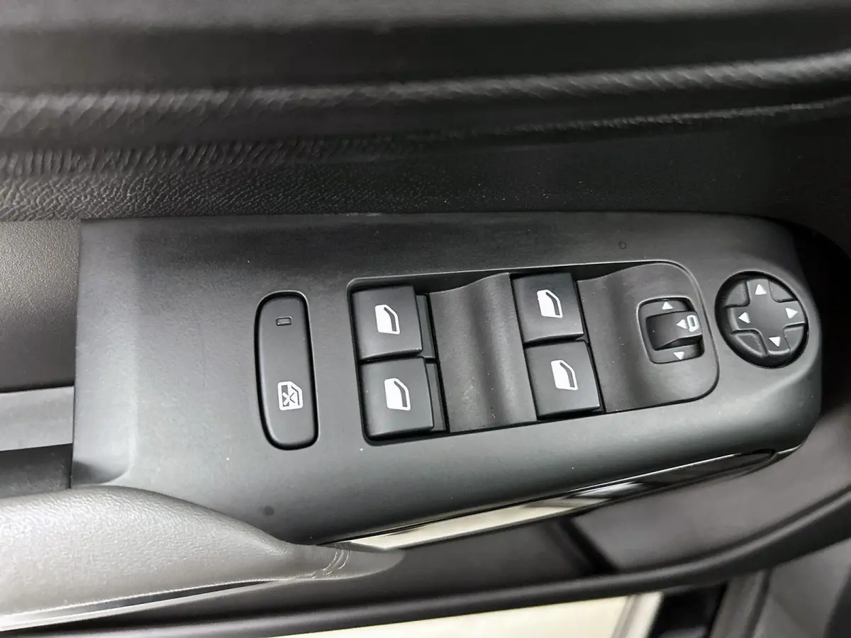 1.2 Business Plus 130pk | Navigatie | Adaptieve Cruise Control | 18"LMV | Keyless Entry/Start | Dodehoekdetectie | Camera | LED | Apple Carplay/Android Auto |