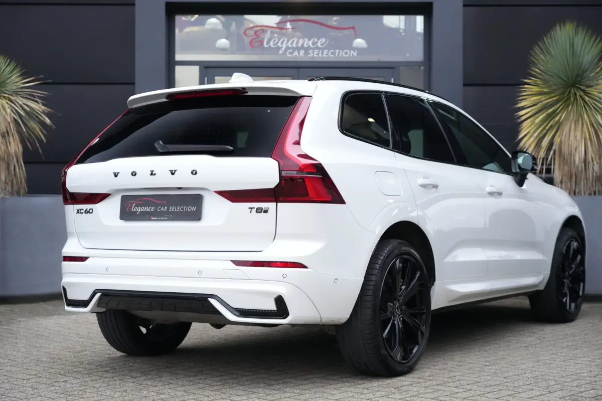 2.0 T8 Plug-in hybrid AWD Plus Black Edition | Luchtvering | Panoramadak | Trekhaak | Volvo XC60 2.0 T8 Plug-in Hybrid AWD Black Edition met 2.0 viercilinder plug-in hybride aandrijflijn en 