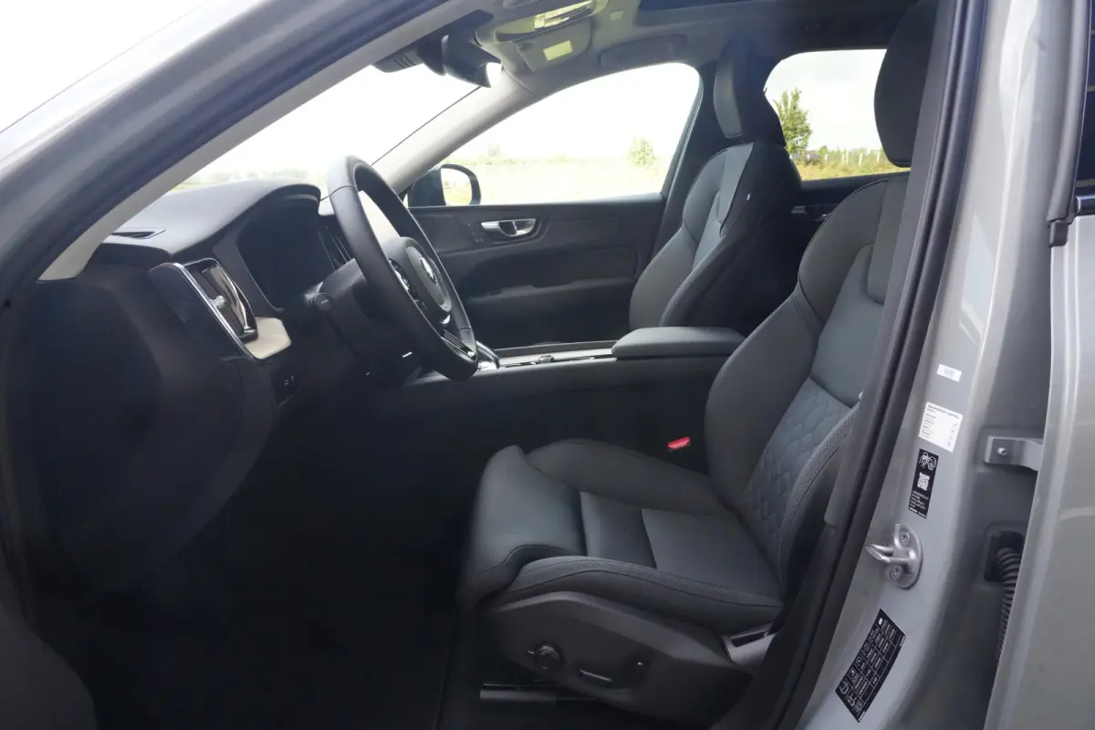 2.0 T8 Plug-in hybrid AWD Ultra Dark | Luchtvering | Pano | Trekhaak | Volvo XC60 2.0 T8 Plug-in Hybrid AWD Ultra Dark met 2.0 viercilinder plug-in hybride aandrijflijn en 455 PK, voorzien v